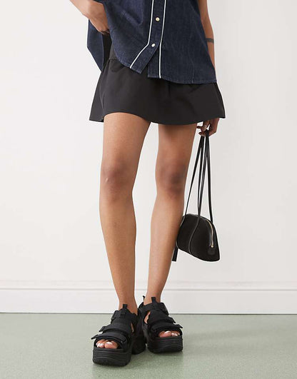 https://images.asos-media.com/products/teva-hurricane-ampsole-galla-in-black/207755082-4?$n_750w$&wid=750&fit=constrain