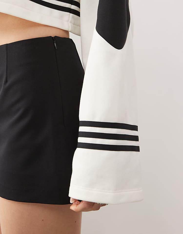 https://images.asos-media.com/products/collusion-clean-tailored-mini-skort-in-black/207758337-3?$n_750w$&wid=750&fit=constrain