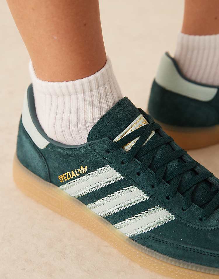 https://images.asos-media.com/products/adidas-originals-handball-spezial-sneakers-in-dark-green/207951658-4?$n_750w$&wid=750&fit=constrain