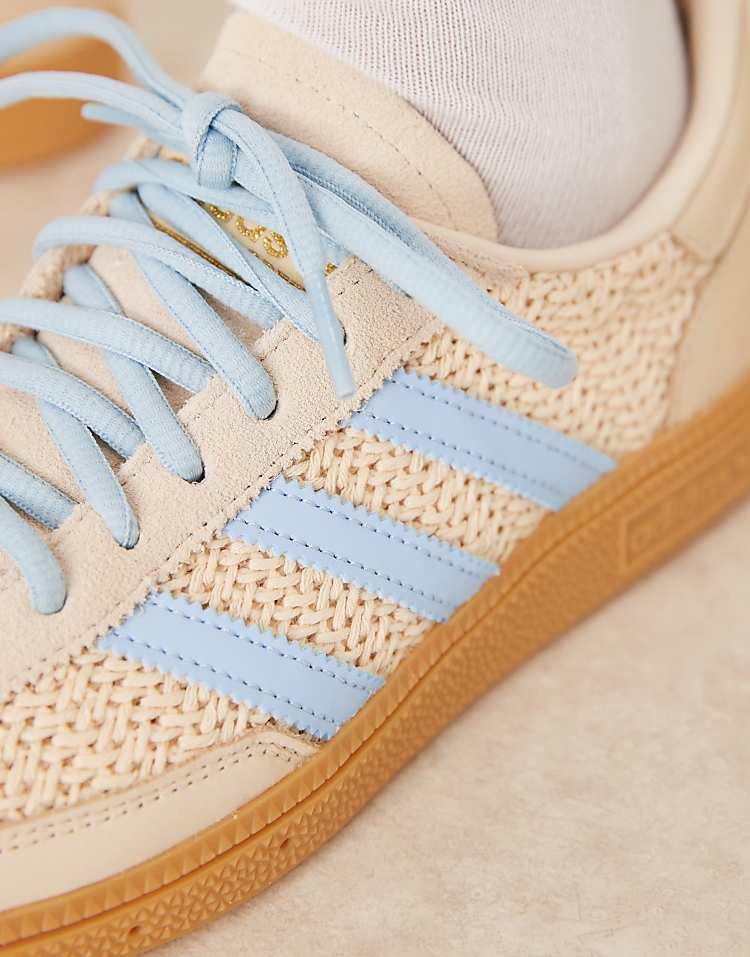 https://images.asos-media.com/products/adidas-originals-handball-spezial-sneakers-in-beige-and-light-blue/207951722-4?$n_750w$&wid=750&fit=constrain