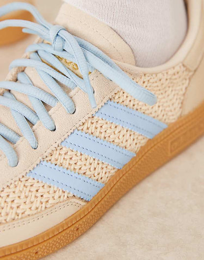 https://images.asos-media.com/products/adidas-originals-handball-spezial-sneakers-in-beige-and-light-blue/207951722-4?$n_750w$&wid=750&fit=constrain