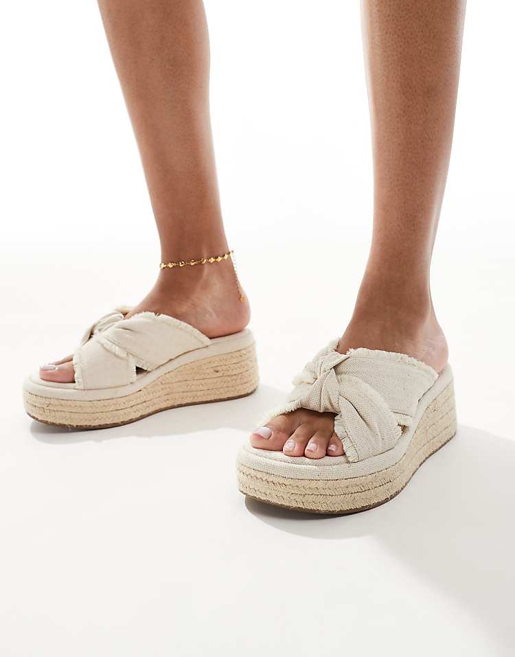 https://images.asos-media.com/products/asos-design-thoughtful-knot-detail-flatform-mules-in-natural/207968531-3?$n_750w$&wid=750&fit=constrain