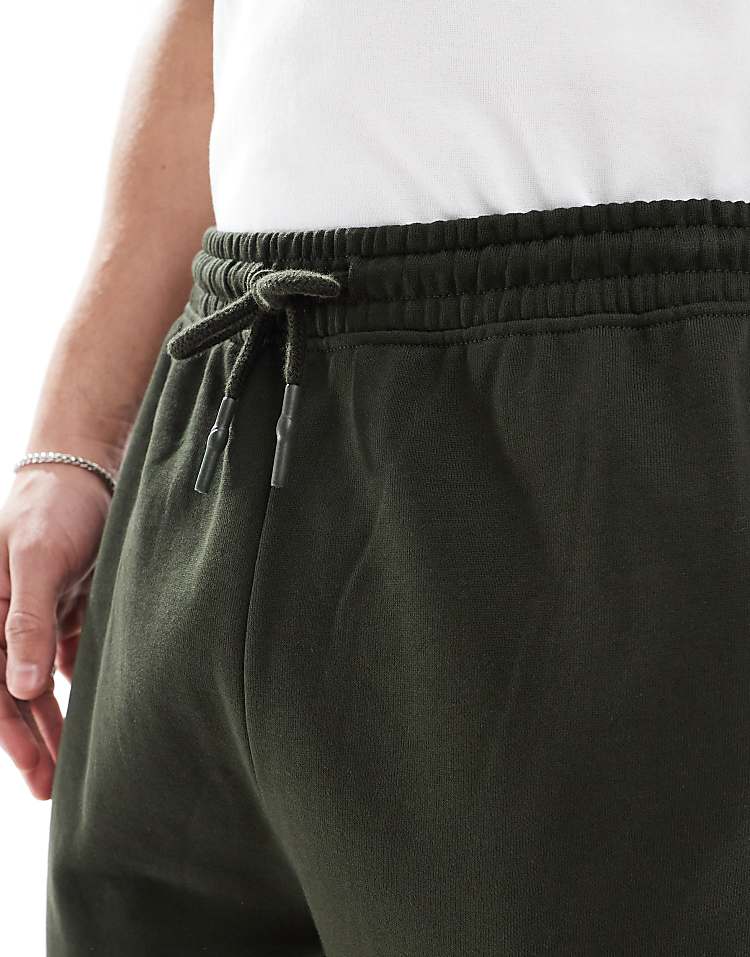 https://images.asos-media.com/products/asos-design-essential-tapered-sweatpants-in-dark-green/208010580-5?$n_750w$&wid=750&fit=constrain