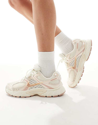 https://images.asos-media.com/products/nike-v5-rnr-sneakers-in-pink/208019469-1-pink?$n_750w$&wid=750&fit=constrain