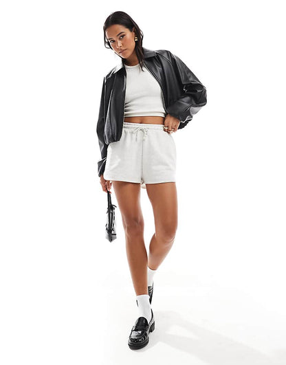 https://images.asos-media.com/products/only-faux-leather-cropped-bomber-jacket-in-black/208270237-3?$n_750w$&wid=750&fit=constrain
