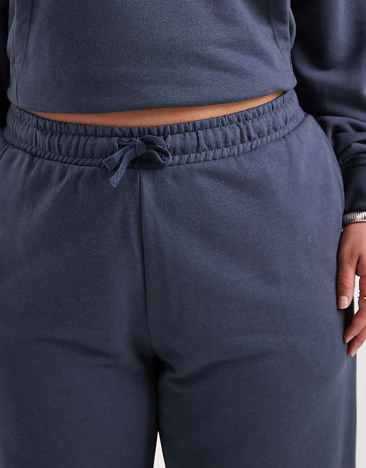 https://images.asos-media.com/products/only-curve-sweatpants-in-ombre-blue-part-of-a-set/208347234-5?$n_750w$&wid=750&fit=constrain