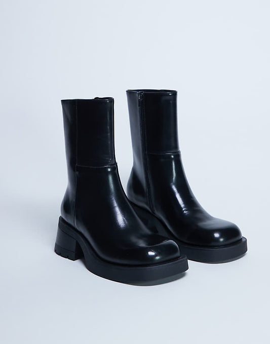 https://images.asos-media.com/products/topshop-nina-chunky-heeled-ankle-boot-in-black/208448688-1-black?$n_750w$&wid=750&fit=constrain
