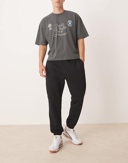https://images.asos-media.com/products/asos-design-essential-tapered-sweatpants-in-black/208549953-4?$n_750w$&wid=750&fit=constrain
