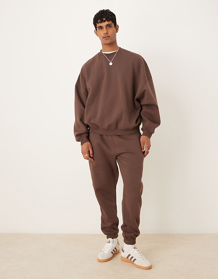 https://images.asos-media.com/products/asos-design-essential-tapered-sweatpants-in-brown/208550330-2?$n_750w$&wid=750&fit=constrain