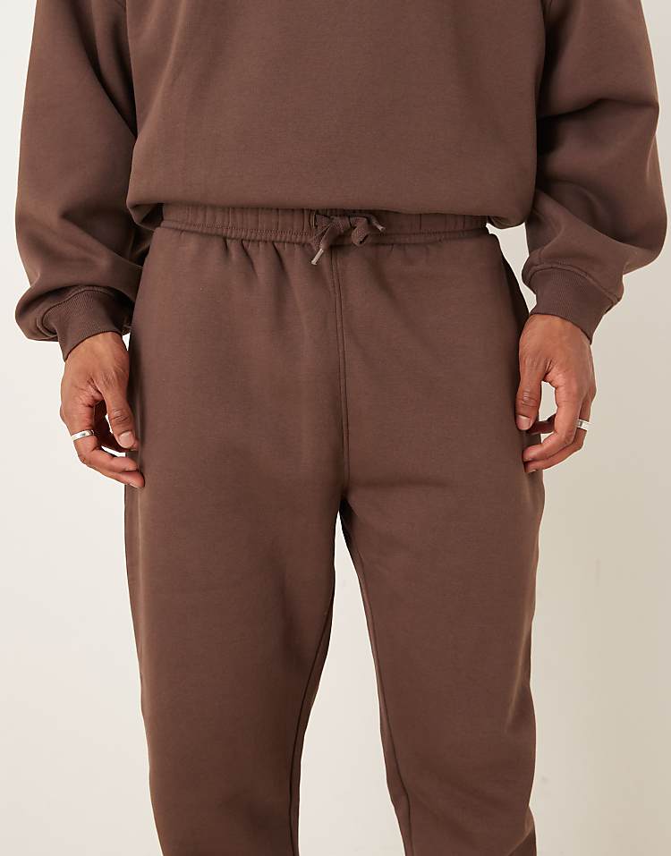 https://images.asos-media.com/products/asos-design-essential-tapered-sweatpants-in-brown/208550330-4?$n_750w$&wid=750&fit=constrain