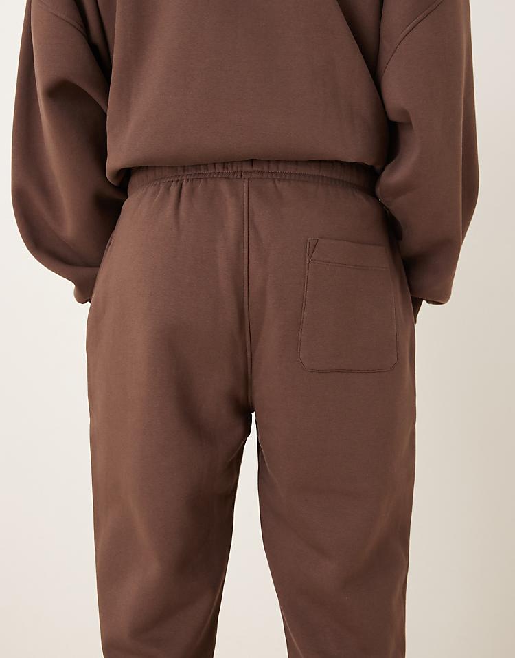 https://images.asos-media.com/products/asos-design-essential-tapered-sweatpants-in-brown/208550330-5?$n_750w$&wid=750&fit=constrain