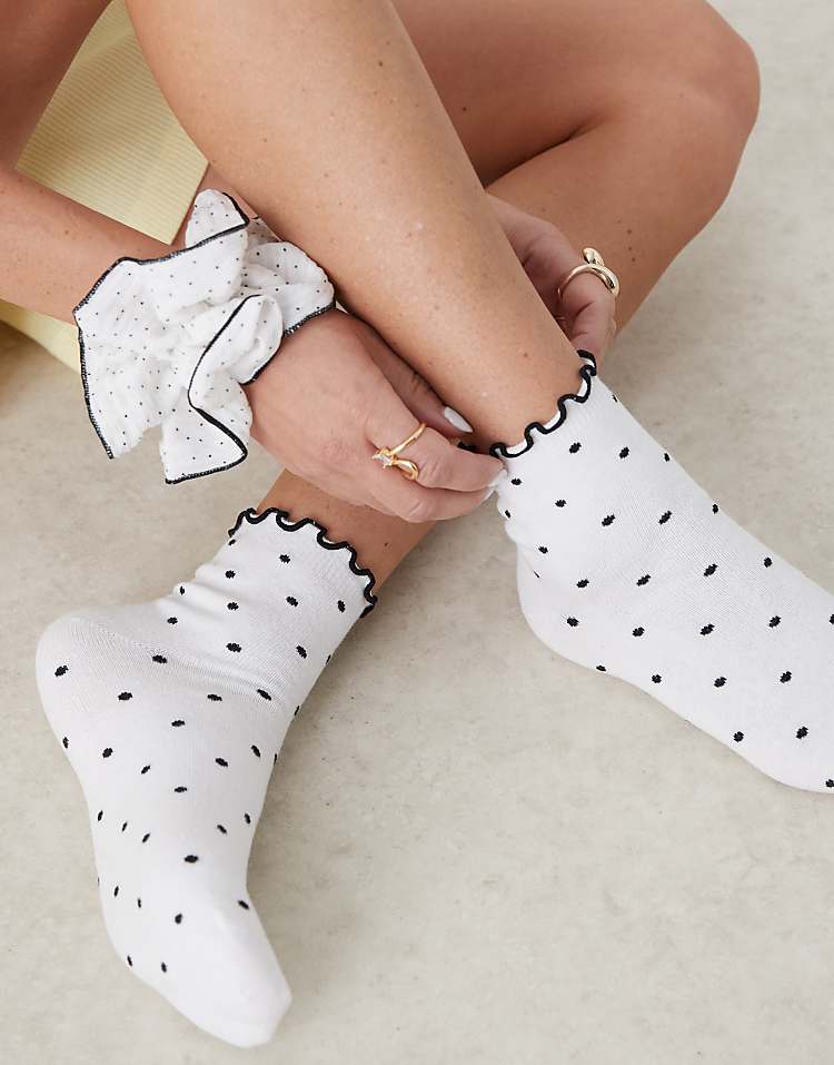 https://images.asos-media.com/products/asos-design-polka-dot-ankle-socks-with-contrast-frill-top/208551820-1-mono?$n_750w$&wid=750&fit=constrain