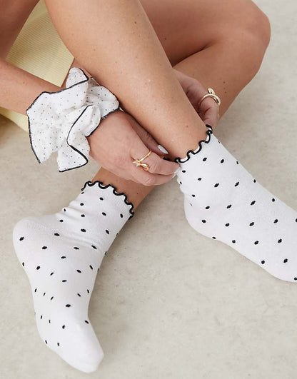 https://images.asos-media.com/products/asos-design-polka-dot-ankle-socks-with-contrast-frill-top/208551820-1-mono?$n_750w$&wid=750&fit=constrain
