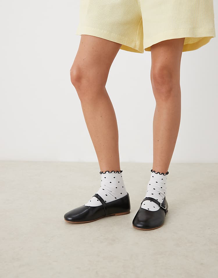 https://images.asos-media.com/products/asos-design-polka-dot-ankle-socks-with-contrast-frill-top/208551820-2?$n_750w$&wid=750&fit=constrain