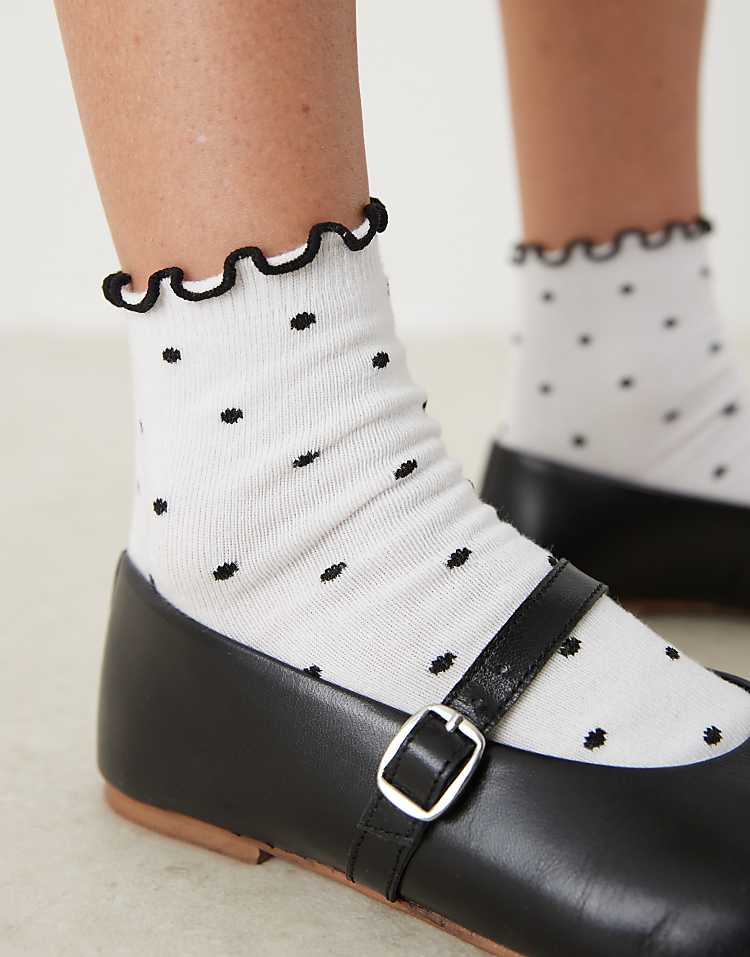 https://images.asos-media.com/products/asos-design-polka-dot-ankle-socks-with-contrast-frill-top/208551820-3?$n_750w$&wid=750&fit=constrain