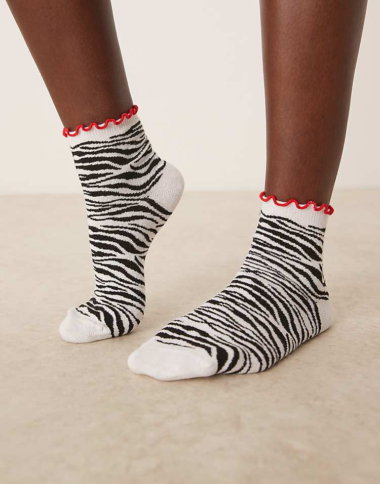 https://images.asos-media.com/products/asos-design-zebra-print-socks-with-frill-tops-in-white-multi/208551823-1-mono?$n_750w$&wid=750&fit=constrain
