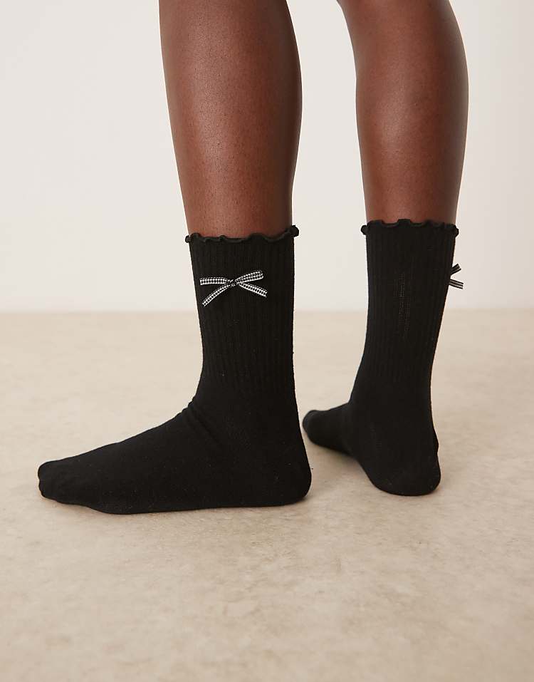 https://images.asos-media.com/products/asos-design-frill-top-gingham-bow-ankle-socks-in-black/208570508-3?$n_750w$&wid=750&fit=constrain