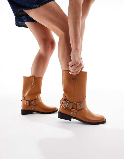 https://images.asos-media.com/products/asos-design-arley-burnished-flat-moto-boots-in-camel/208573318-1-tan?$n_750w$&wid=750&fit=constrain