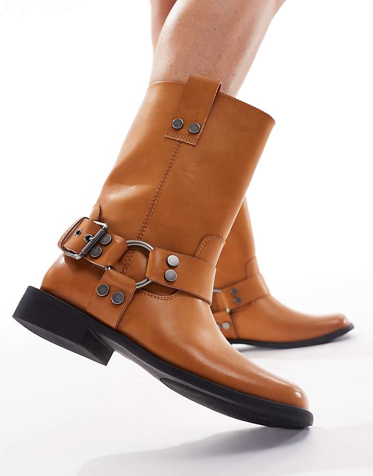 https://images.asos-media.com/products/asos-design-arley-burnished-flat-moto-boots-in-camel/208573318-2?$n_750w$&wid=750&fit=constrain