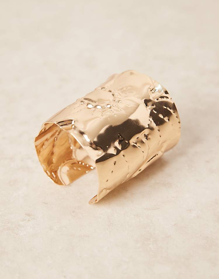 https://images.asos-media.com/products/asos-design-wide-cuff-bracelet-with-floral-design-in-gold-tone/208583154-2?$n_750w$&wid=750&fit=constrain