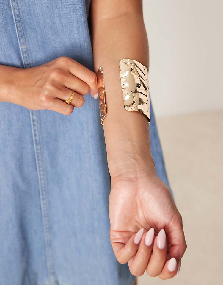 https://images.asos-media.com/products/asos-design-wide-cuff-bracelet-with-floral-design-in-gold-tone/208583154-3?$n_750w$&wid=750&fit=constrain