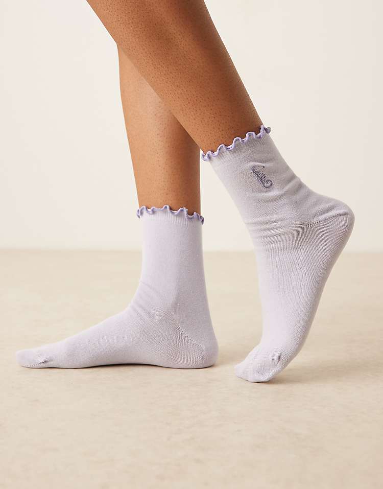 https://images.asos-media.com/products/asos-design-embroidered-sea-horse-socks-in-purple/208610238-1-purple?$n_750w$&wid=750&fit=constrain