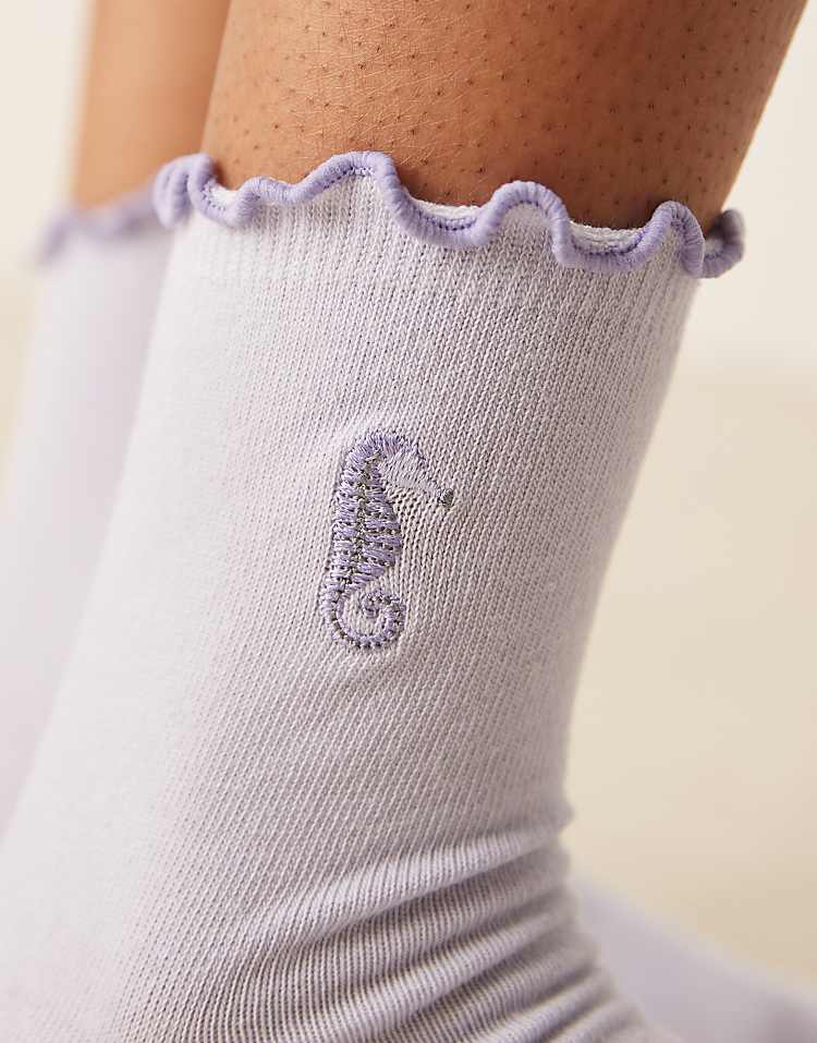 https://images.asos-media.com/products/asos-design-embroidered-sea-horse-socks-in-purple/208610238-2?$n_750w$&wid=750&fit=constrain