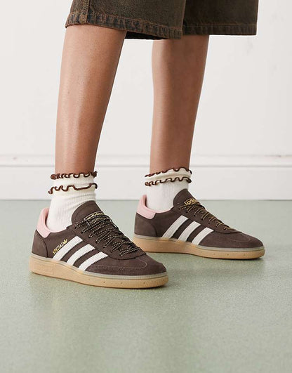 https://images.asos-media.com/products/adidas-originals-handball-spezial-sneakers-in-dark-brown-with-pink-details/208660677-1-brown?$n_750w$&wid=750&fit=constrain