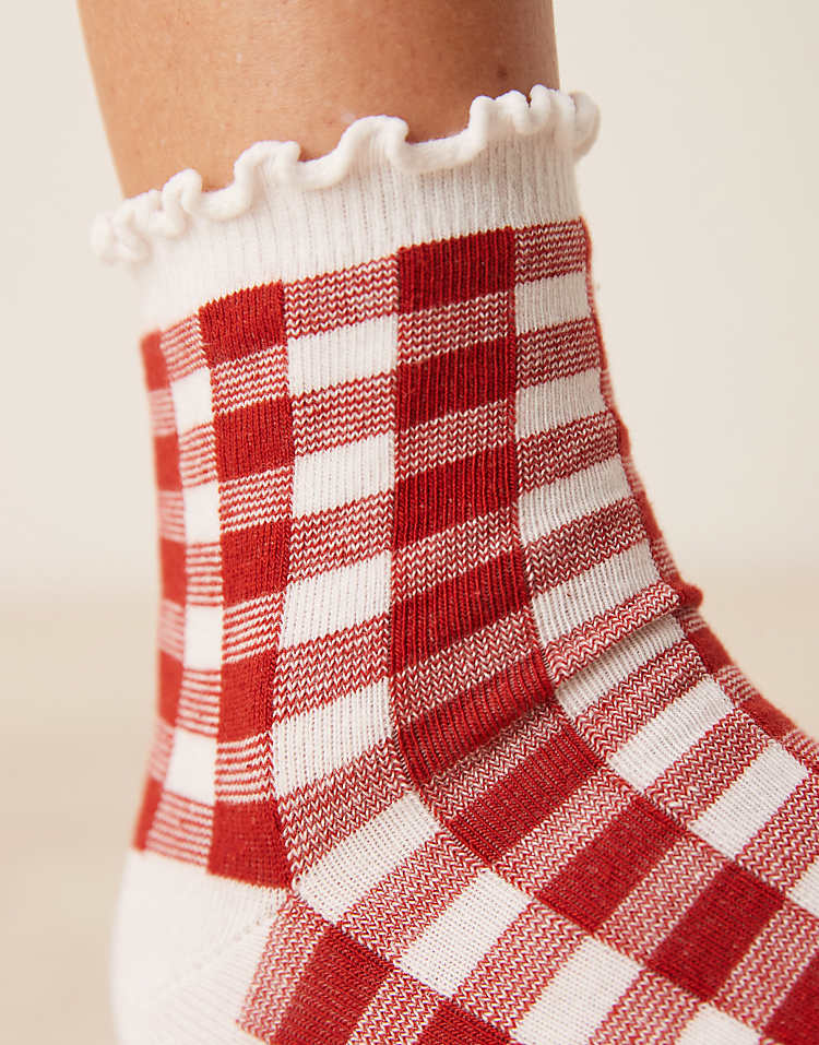 https://images.asos-media.com/products/asos-design-frill-top-socks-in-red-gingham/208709002-2?$n_750w$&wid=750&fit=constrain
