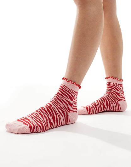 https://images.asos-media.com/products/asos-design-frill-top-socks-in-pink-and-red-zebra/208709456-1-pink?$n_750w$&wid=750&fit=constrain