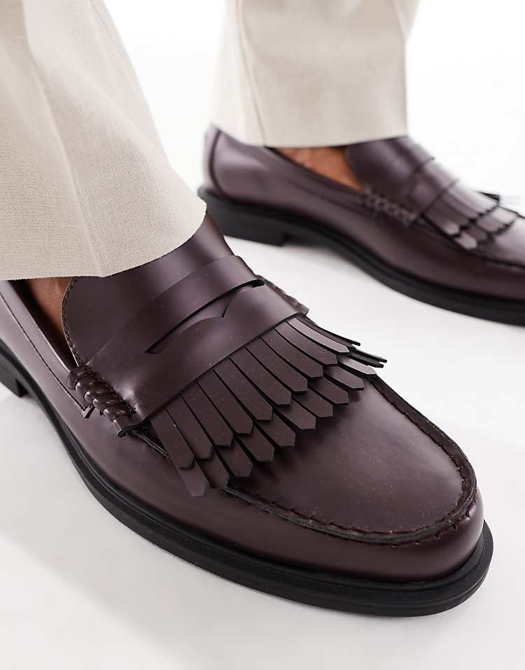 https://images.asos-media.com/products/asos-design-penny-loafers-in-burgundy-with-fringe-detail/208776535-4?$n_750w$&wid=750&fit=constrain