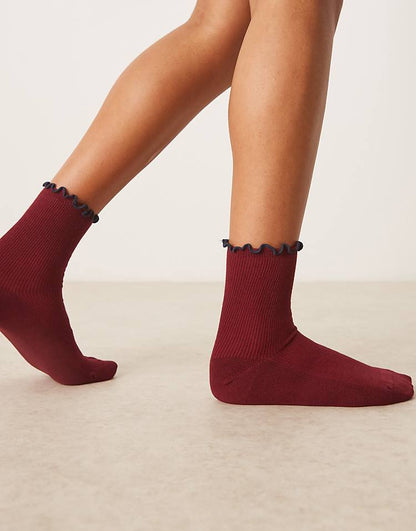 https://images.asos-media.com/products/asos-design-frill-top-ankle-socks-in-burgundy/208787055-2?$n_750w$&wid=750&fit=constrain