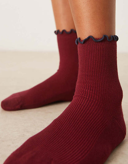 https://images.asos-media.com/products/asos-design-frill-top-ankle-socks-in-burgundy/208787055-3?$n_750w$&wid=750&fit=constrain