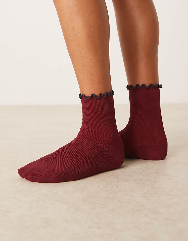 https://images.asos-media.com/products/asos-design-frill-top-ankle-socks-in-burgundy/208787055-4?$n_750w$&wid=750&fit=constrain