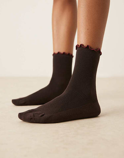https://images.asos-media.com/products/asos-design-frill-top-ankle-socks-in-chocolate/208787158-1-chocolate?$n_750w$&wid=750&fit=constrain