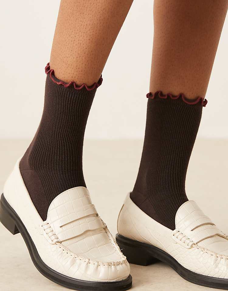 https://images.asos-media.com/products/asos-design-frill-top-ankle-socks-in-chocolate/208787158-2?$n_750w$&wid=750&fit=constrain