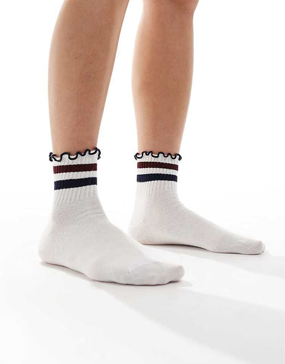 https://images.asos-media.com/products/asos-design-frill-top-ankle-socks-with-stripes-in-white/208787160-2?$n_750w$&wid=750&fit=constrain
