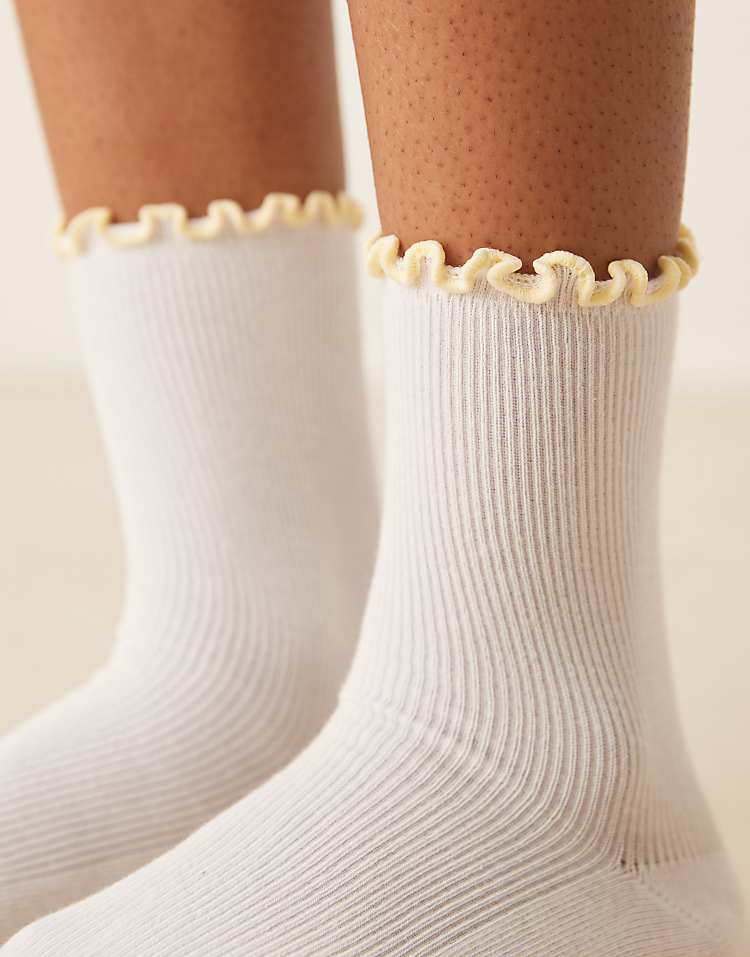 https://images.asos-media.com/products/asos-design-frill-top-ankle-socks-in-white/208787172-2?$n_750w$&wid=750&fit=constrain
