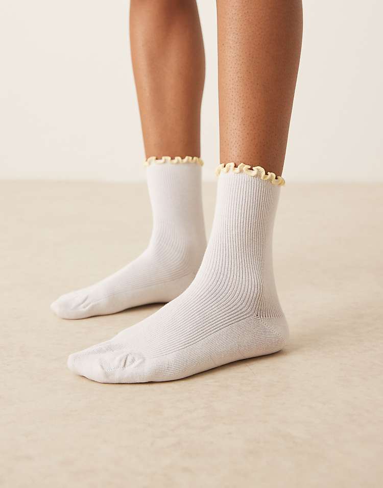 https://images.asos-media.com/products/asos-design-frill-top-ankle-socks-in-white/208787172-3?$n_750w$&wid=750&fit=constrain