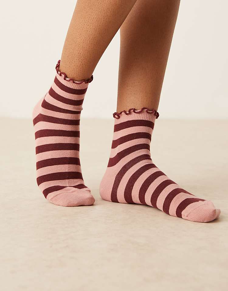 https://images.asos-media.com/products/asos-design-frill-top-ankle-socks-in-pink-and-red/208787199-1-multi?$n_750w$&wid=750&fit=constrain