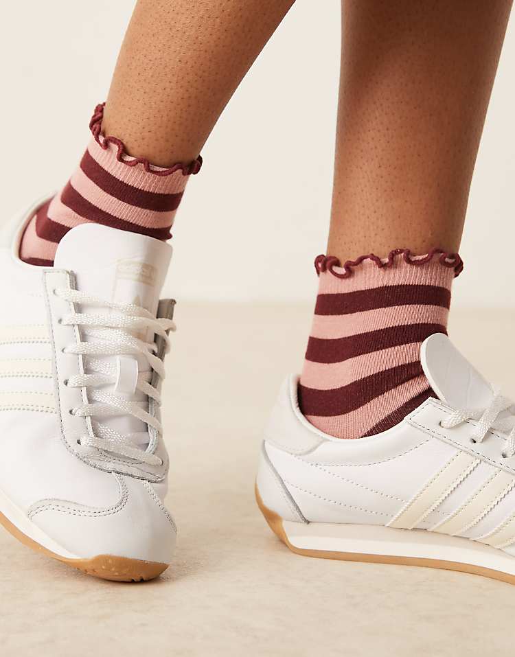 https://images.asos-media.com/products/asos-design-frill-top-ankle-socks-in-pink-and-red/208787199-2?$n_750w$&wid=750&fit=constrain