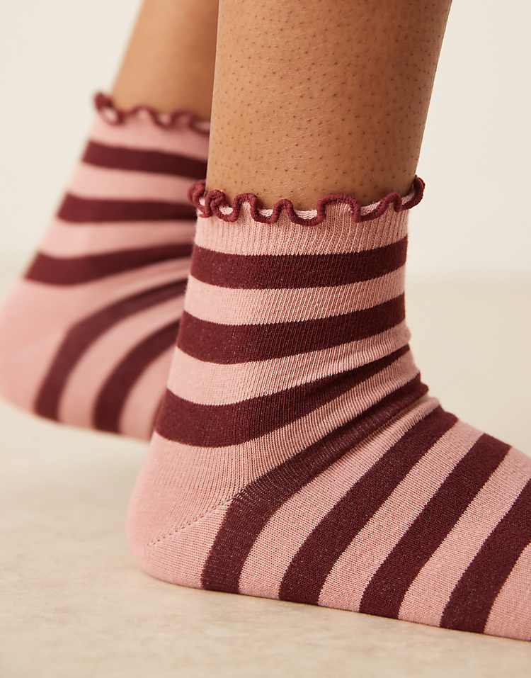 https://images.asos-media.com/products/asos-design-frill-top-ankle-socks-in-pink-and-red/208787199-3?$n_750w$&wid=750&fit=constrain