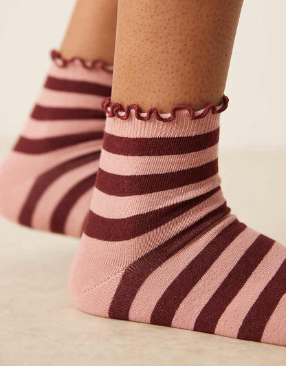 https://images.asos-media.com/products/asos-design-frill-top-ankle-socks-in-pink-and-red/208787199-3?$n_750w$&wid=750&fit=constrain