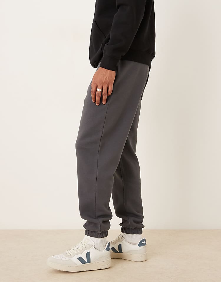 https://images.asos-media.com/products/asos-design-essential-tapered-sweatpants-in-washed-black/208788629-3?$n_750w$&wid=750&fit=constrain