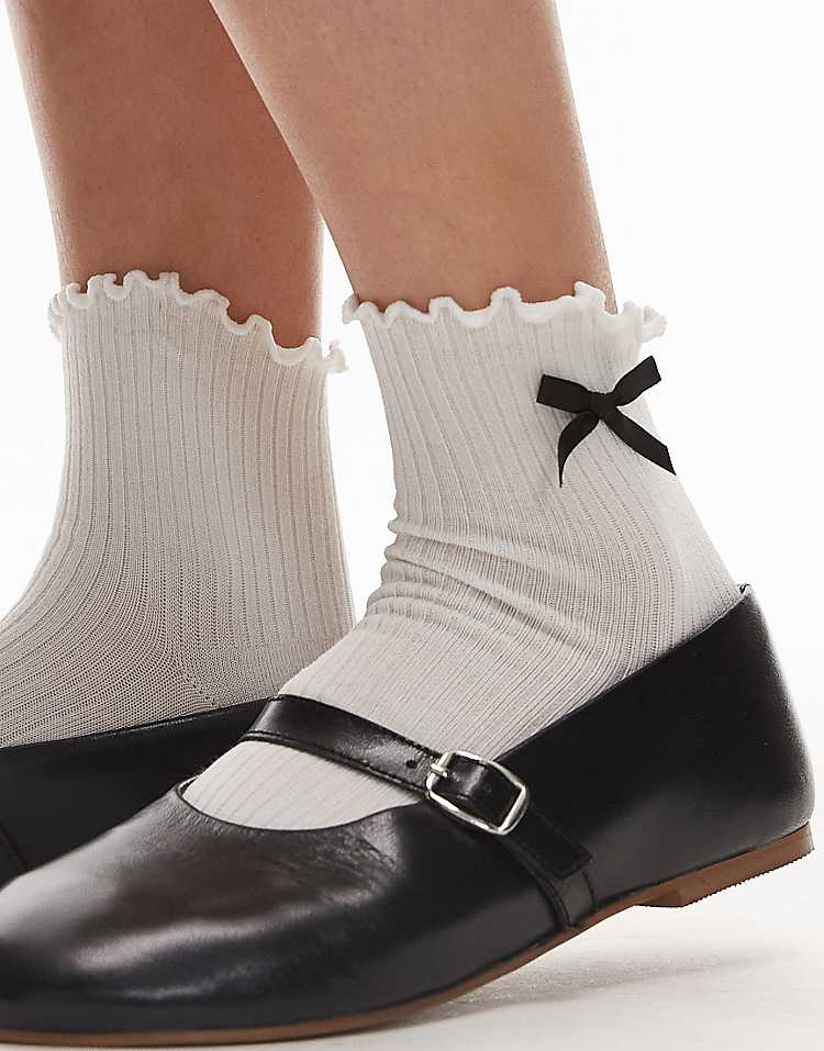 https://images.asos-media.com/products/other-stories-black-bow-ankle-socks-in-white/208833730-1-white?$n_750w$&wid=750&fit=constrain