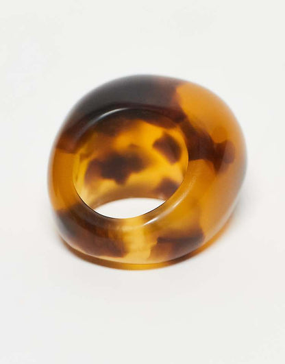 https://images.asos-media.com/products/arket-acetate-chunky-ring-in-brown-tortoise/209027904-3?$n_750w$&wid=750&fit=constrain
