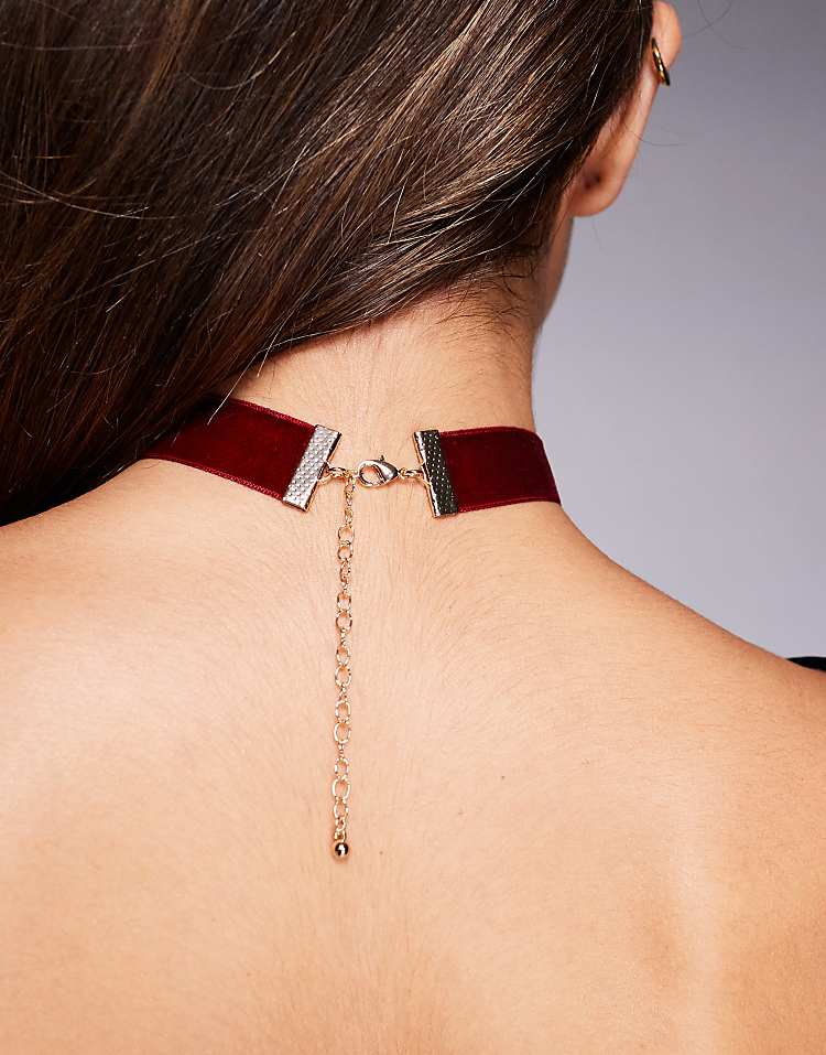 https://images.asos-media.com/products/asos-design-halloween-velvet-choker-with-cross-and-faux-pearl-details-in-burgundy/209079318-3?$n_750w$&wid=750&fit=constrain