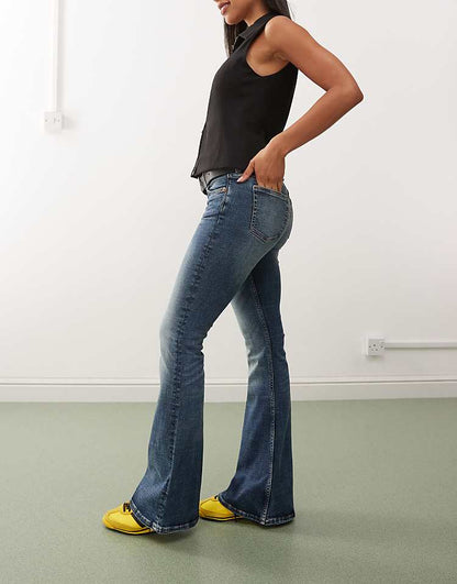 https://images.asos-media.com/products/weekday-katsumi-low-waist-flared-jeans-in-dark-blue-wash/209080664-3?$n_750w$&wid=750&fit=constrain