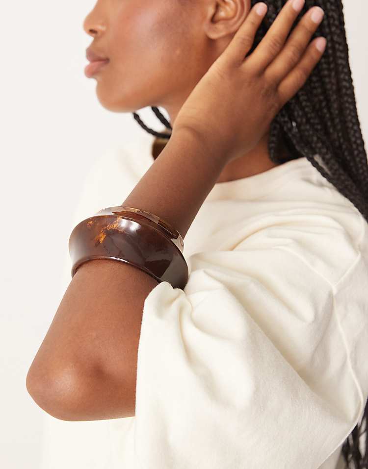 https://images.asos-media.com/products/asos-design-resin-bracelet-with-abstract-shape-in-amber/209144142-2?$n_750w$&wid=750&fit=constrain