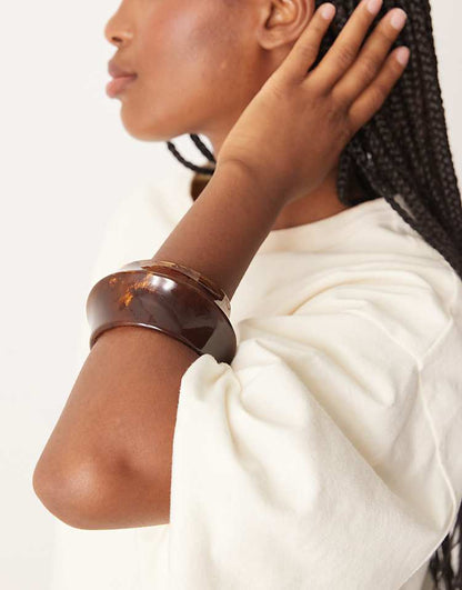 https://images.asos-media.com/products/asos-design-resin-bracelet-with-abstract-shape-in-amber/209144142-2?$n_750w$&wid=750&fit=constrain